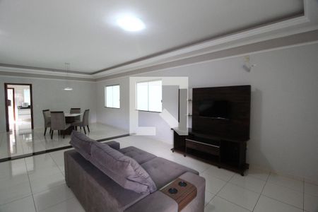 Sala de casa para alugar com 3 quartos, 360m² em Santa Mônica, Uberlândia