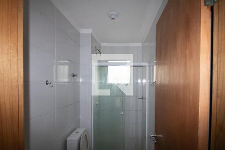 Banheiro de kitnet/studio para alugar com 1 quarto, 29m² em Parque Edu Chaves, São Paulo