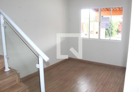 Sala de casa de condomínio para alugar com 2 quartos, 80m² em Jardim Petropolis, Cotia