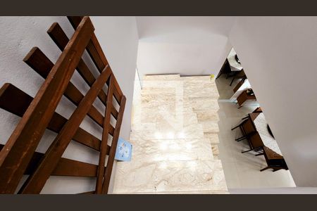 Casa à venda com 330m², 3 quartos e 3 vagas Casa à venda com 330m², 3 quartos e 3 vagasEscada