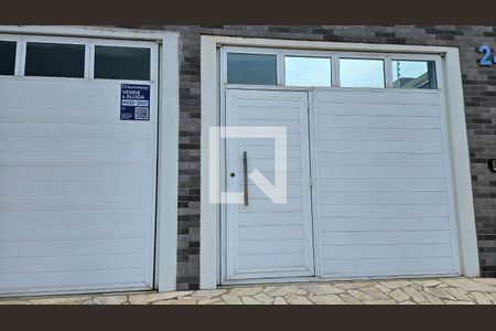 Casa à venda com 330m², 3 quartos e 3 vagas Casa à venda com 330m², 3 quartos e 3 vagasFachada + Plaquinha