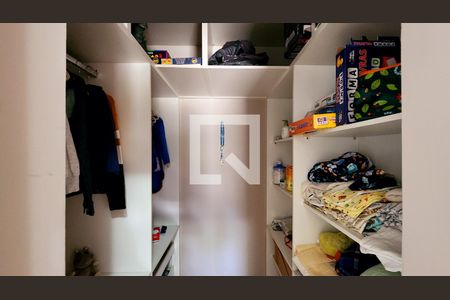 Casa à venda com 330m², 3 quartos e 3 vagas Casa à venda com 330m², 3 quartos e 3 vagasCloset Quarto 2