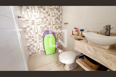 Casa à venda com 330m², 3 quartos e 3 vagas Casa à venda com 330m², 3 quartos e 3 vagasBanheiro Externo