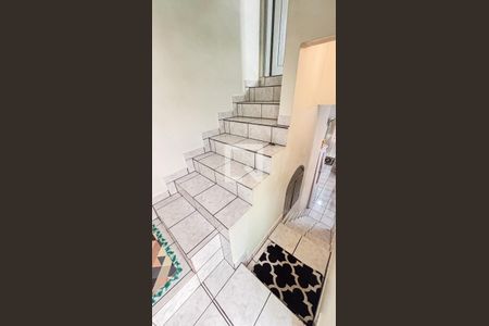 Casa à venda com 150m², 3 quartos e 2 vagas Casa à venda com 150m², 3 quartos e 2 vagasEscada