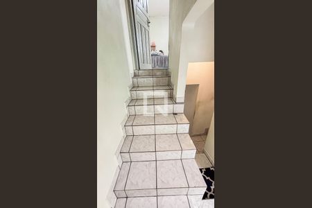 Casa à venda com 150m², 3 quartos e 2 vagas Casa à venda com 150m², 3 quartos e 2 vagasEscada