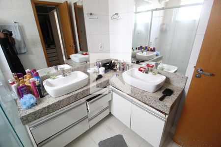 Banheiro Quarto 1 de apartamento para alugar com 3 quartos, 140m² em Santa Mônica, Uberlândia