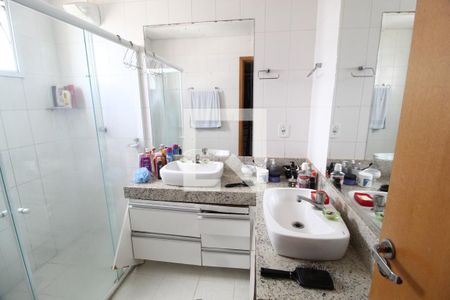 Banheiro Quarto 1 de apartamento para alugar com 3 quartos, 140m² em Santa Mônica, Uberlândia