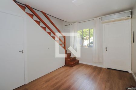 Sala de casa de condomínio à venda com 2 quartos, 70m² em Humaitá, Porto Alegre