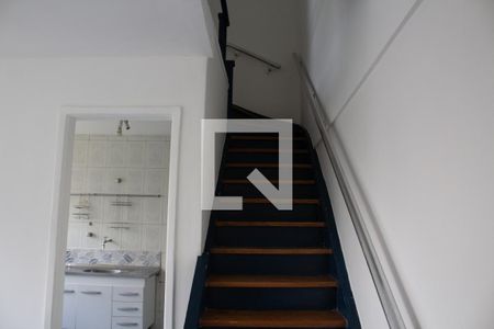 escada para o quarto de apartamento para alugar com 1 quarto, 48m² em Santa Cecilia, São Paulo