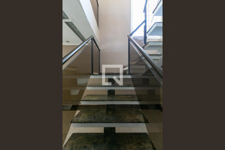 Escada de casa à venda com 2 quartos, 250m² em Parque Cruzeiro do Sul, São Paulo