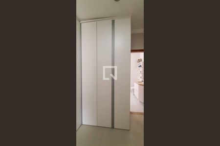 Casa à venda com 182m², 3 quartos e 2 vagas Casa à venda com 182m², 3 quartos e 2 vagasCloset