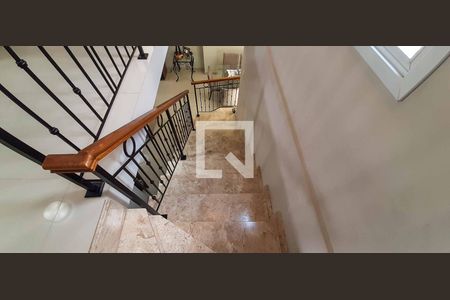 Casa à venda com 182m², 3 quartos e 2 vagas Casa à venda com 182m², 3 quartos e 2 vagasEscada