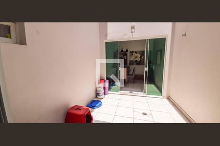 Casa à venda com 182m², 3 quartos e 2 vagas Casa à venda com 182m², 3 quartos e 2 vagasQuintal