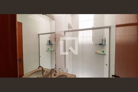 Casa à venda com 182m², 3 quartos e 2 vagas Casa à venda com 182m², 3 quartos e 2 vagasBanheiro Social