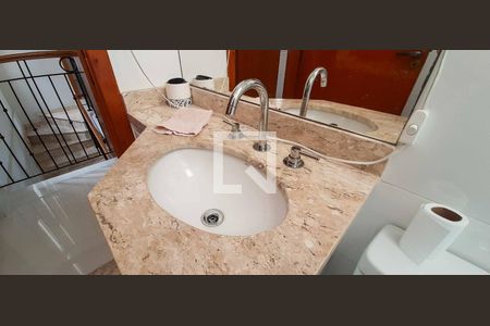 Casa à venda com 182m², 3 quartos e 2 vagas Casa à venda com 182m², 3 quartos e 2 vagasBanheiro Social