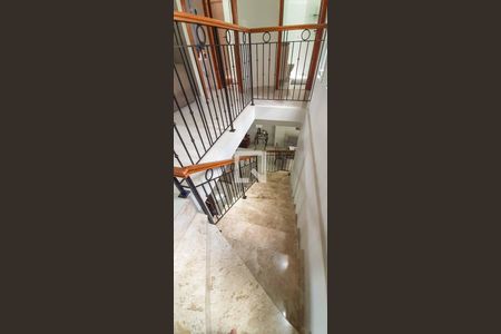 Casa à venda com 182m², 3 quartos e 2 vagas Casa à venda com 182m², 3 quartos e 2 vagasEscada