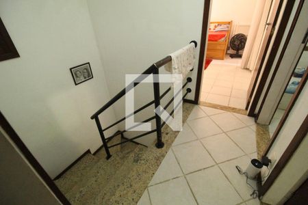 Corredor/escada para os quartos de casa de condomínio para alugar com 4 quartos, 200m² em Jacarepaguá, Rio de Janeiro