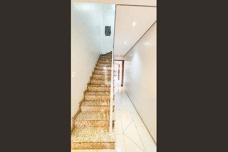 Corredor - Escada de casa à venda com 3 quartos, 127m² em Vila Scarpelli, Santo André