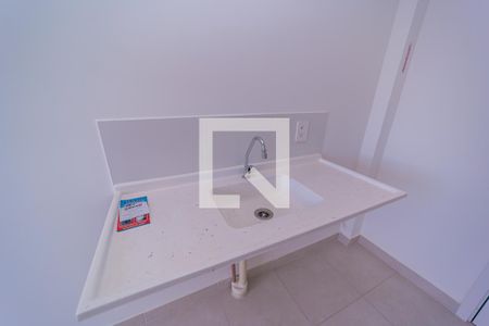 Sala/Cozinha e Área de Serviço de apartamento para alugar com 2 quartos, 32m² em Vila Ré, São Paulo