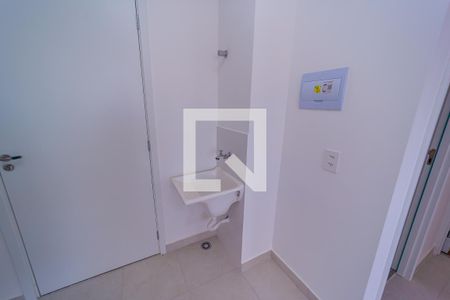 Sala/Cozinha e Área de Serviço de apartamento para alugar com 2 quartos, 32m² em Vila Ré, São Paulo