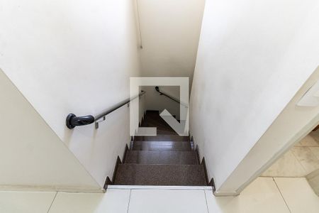 Escada de casa para alugar com 3 quartos, 168m² em Vila Santo Estefano, São Paulo