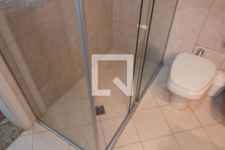 Casa de condomínio à venda com 394m², 4 quartos e 5 vagas Casa de condomínio à venda com 394m², 4 quartos e 5 vagasBANHEIRO DA SUITE TÉRREO