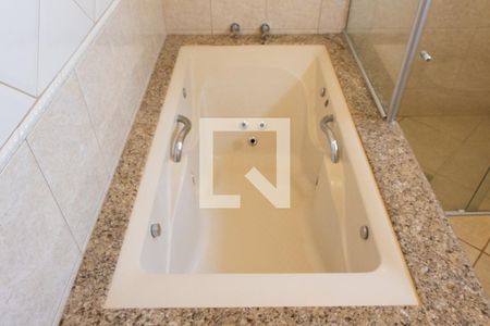 Casa de condomínio à venda com 394m², 4 quartos e 5 vagas Casa de condomínio à venda com 394m², 4 quartos e 5 vagasBANHEIRO SUITE 2