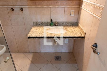 Casa de condomínio à venda com 394m², 4 quartos e 5 vagas Casa de condomínio à venda com 394m², 4 quartos e 5 vagasBANHEIRO DA SUITE TÉRREO