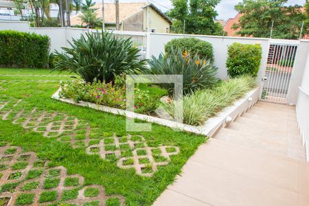 Casa de condomínio à venda com 394m², 4 quartos e 5 vagas Casa de condomínio à venda com 394m², 4 quartos e 5 vagasÁREA EXTERNA FRENTE