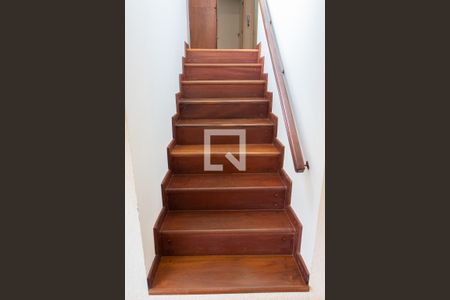 Casa de condomínio à venda com 394m², 4 quartos e 5 vagas Casa de condomínio à venda com 394m², 4 quartos e 5 vagasESCADAS ACESSO 2 ANDAR