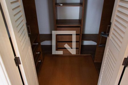 Casa de condomínio à venda com 394m², 4 quartos e 5 vagas Casa de condomínio à venda com 394m², 4 quartos e 5 vagasCLOSET SUITE 2