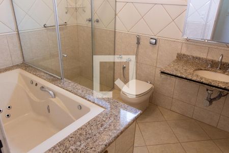 Casa de condomínio à venda com 394m², 4 quartos e 5 vagas Casa de condomínio à venda com 394m², 4 quartos e 5 vagasBANHEIRO SUITE 2