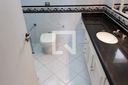 Casa de condomínio à venda com 394m², 4 quartos e 5 vagas Casa de condomínio à venda com 394m², 4 quartos e 5 vagasBANHEIRO DA SUITE 3