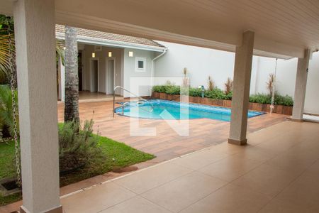 Casa de condomínio à venda com 394m², 4 quartos e 5 vagas Casa de condomínio à venda com 394m², 4 quartos e 5 vagasÁREA EXTERNA FUNDOS