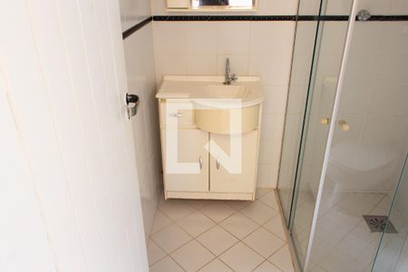 Casa de condomínio à venda com 394m², 4 quartos e 5 vagas Casa de condomínio à venda com 394m², 4 quartos e 5 vagasBANHEIRO DA ÁREA DE SERVIÇO