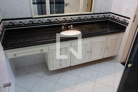 Casa de condomínio à venda com 394m², 4 quartos e 5 vagas Casa de condomínio à venda com 394m², 4 quartos e 5 vagasBANHEIRO DA SUITE 3