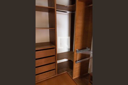 Casa de condomínio à venda com 394m², 4 quartos e 5 vagas Casa de condomínio à venda com 394m², 4 quartos e 5 vagasCLOSET SUITE 2