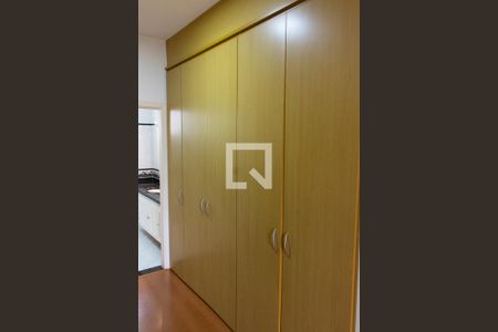 Casa de condomínio à venda com 394m², 4 quartos e 5 vagas Casa de condomínio à venda com 394m², 4 quartos e 5 vagasCLOSET SUITE 3