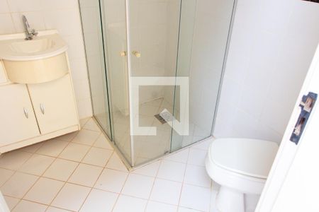 Casa de condomínio à venda com 394m², 4 quartos e 5 vagas Casa de condomínio à venda com 394m², 4 quartos e 5 vagasBANHEIRO DA ÁREA DE SERVIÇO