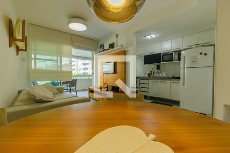 Sala de apartamento para alugar com 2 quartos, 70m² em Barra da Tijuca, Rio de Janeiro