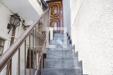 Casa à venda com 142m², 3 quartos e 3 vagas Casa à venda com 142m², 3 quartos e 3 vagasEscada