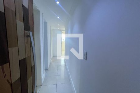 Corredor de apartamento para alugar com 3 quartos, 109m² em Jardim Vinte E Cinco de Agosto, Duque de Caxias