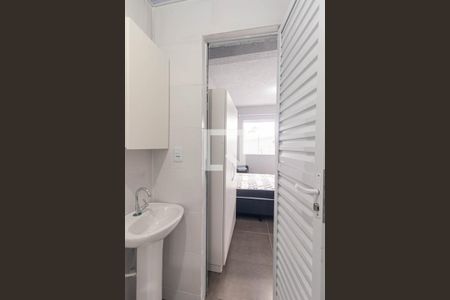 Banheiro Social de kitnet/studio para alugar com 1 quarto, 25m² em Uberaba, Curitiba