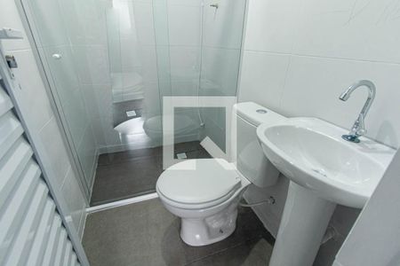 Banheiro Social de kitnet/studio para alugar com 1 quarto, 25m² em Uberaba, Curitiba