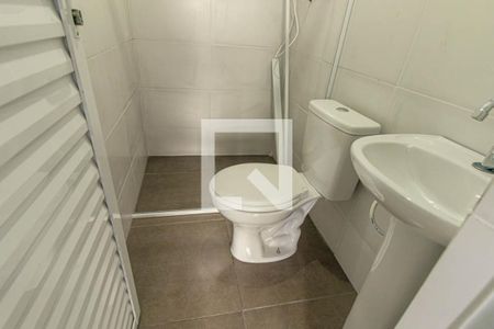 Banheiro Social de kitnet/studio para alugar com 1 quarto, 25m² em Uberaba, Curitiba