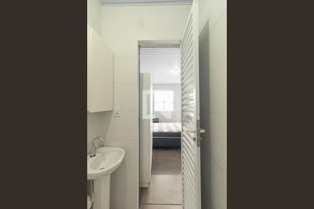 Banheiro Social de kitnet/studio para alugar com 1 quarto, 25m² em Uberaba, Curitiba