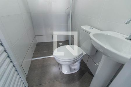 Banheiro Social de kitnet/studio para alugar com 1 quarto, 25m² em Uberaba, Curitiba