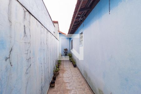 Casa à venda com 180m², 3 quartos e 2 vagas Casa à venda com 180m², 3 quartos e 2 vagasCorredor externo