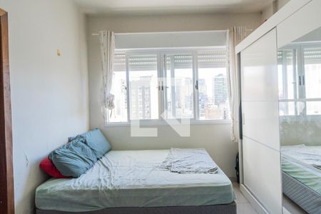 Quarto de kitnet/studio à venda com 1 quarto, 30m² em Centro Histórico, Porto Alegre