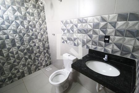 Banheiro de kitnet/studio para alugar com 1 quarto, 33m² em Umuarama, Uberlândia